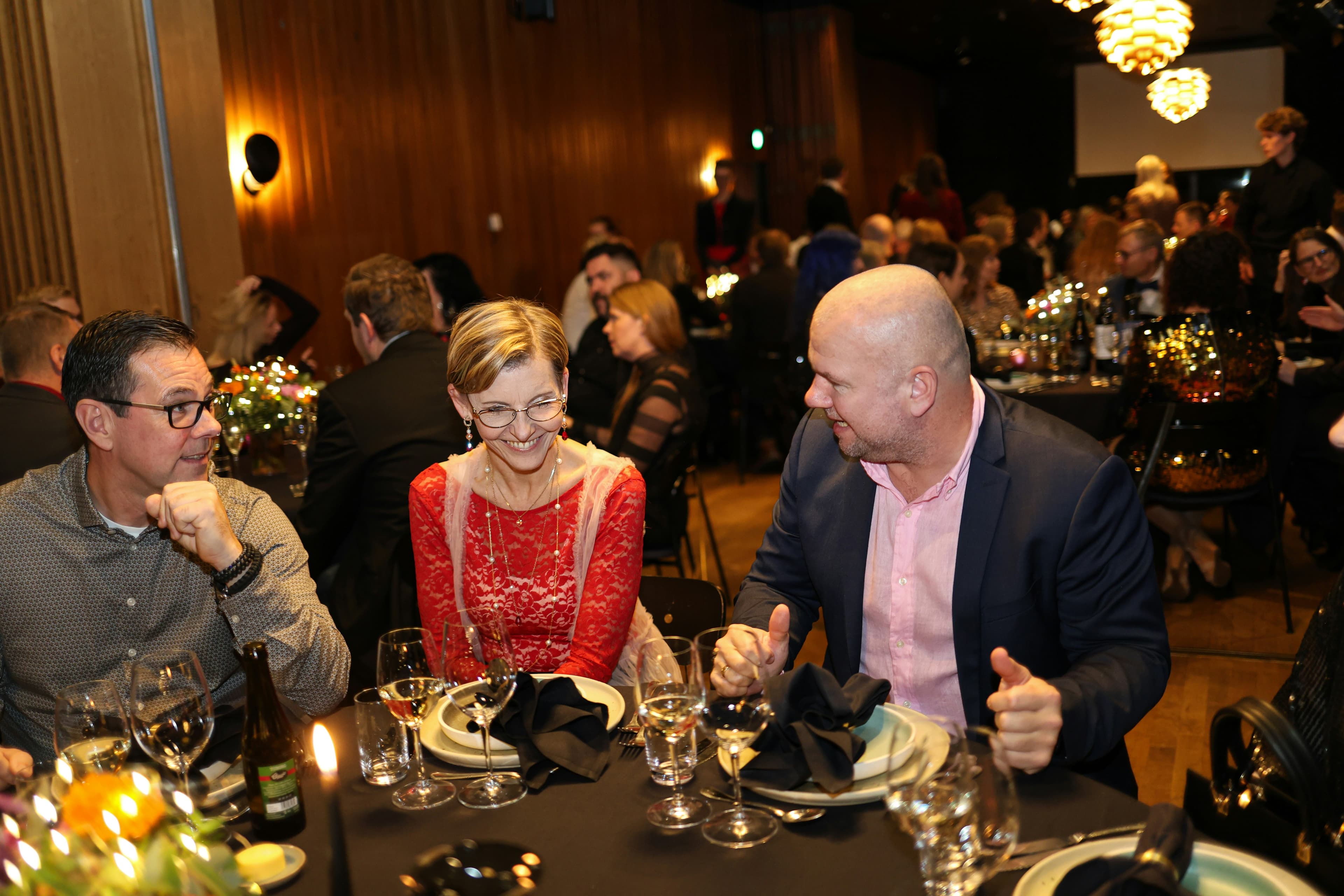 Gjester i godt selskap på firmafest