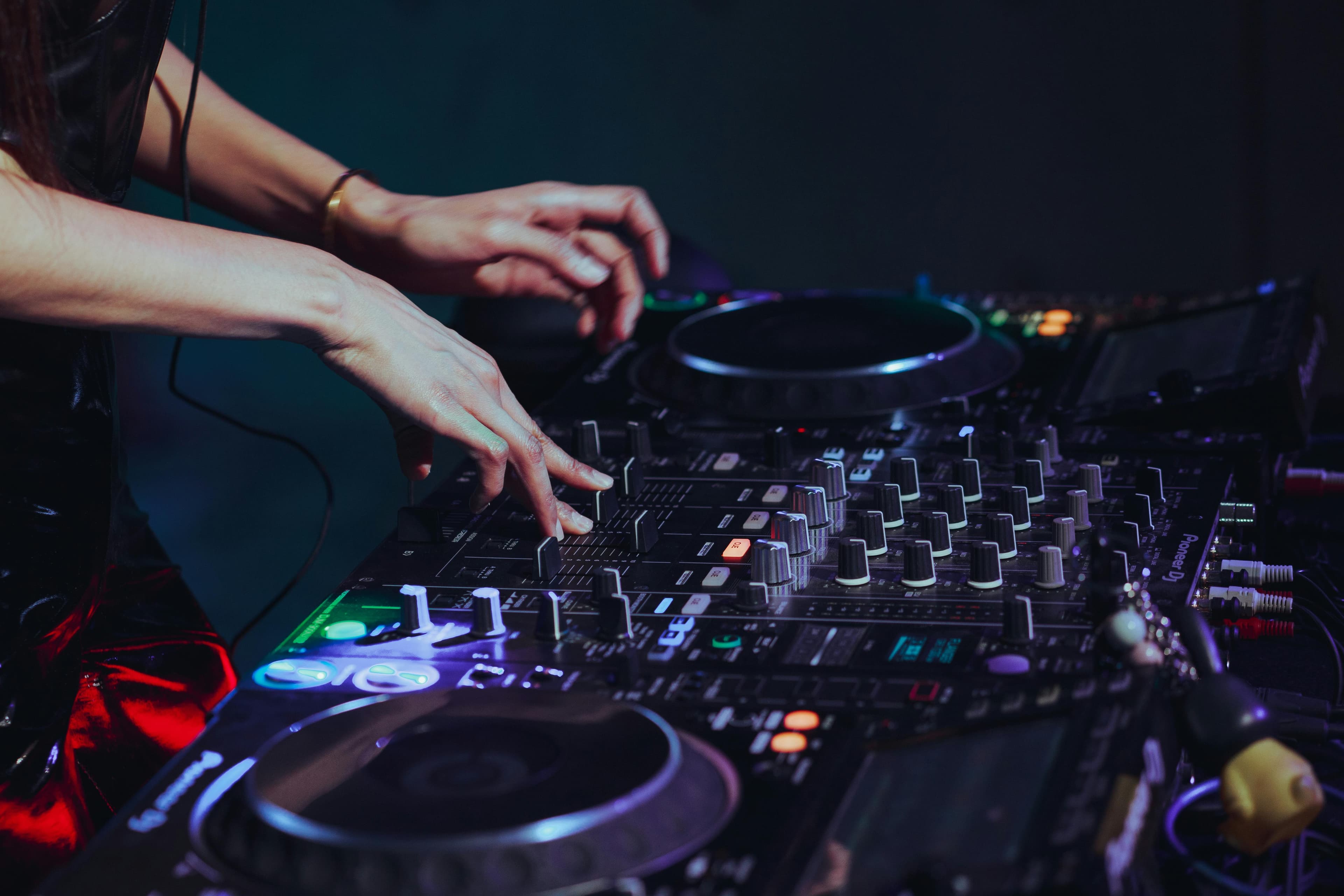 DJ-hender på profesjonelt miksbord