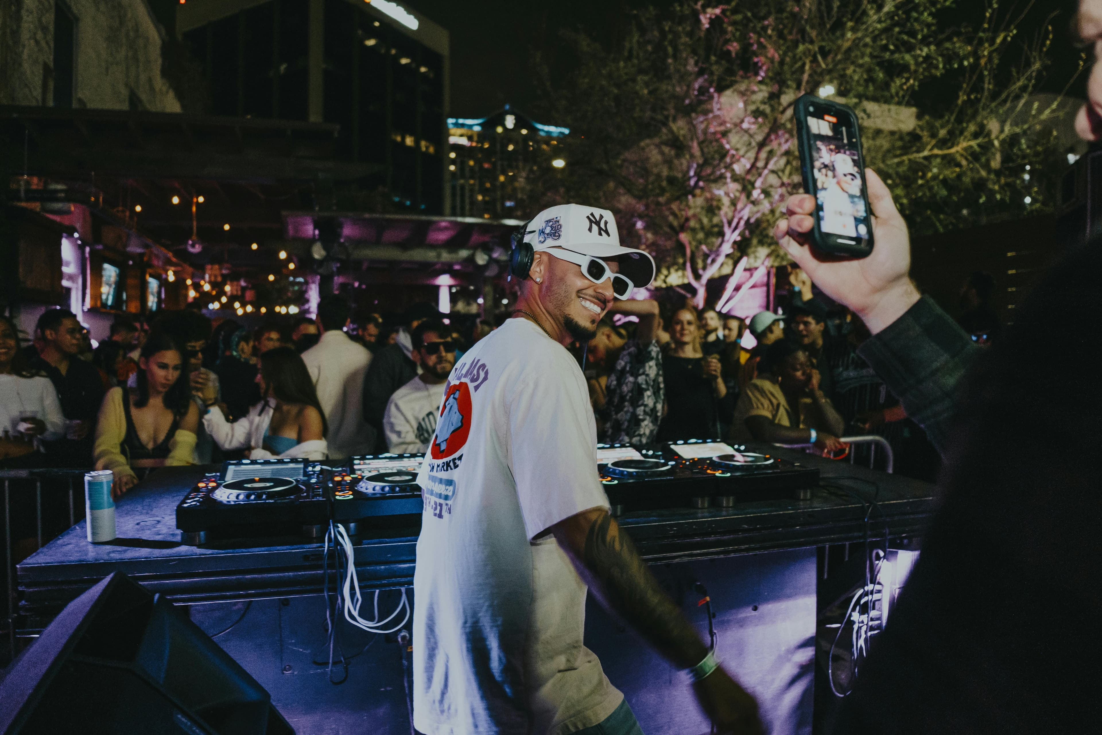 DJ bak miksbordet foran et dansende publikum