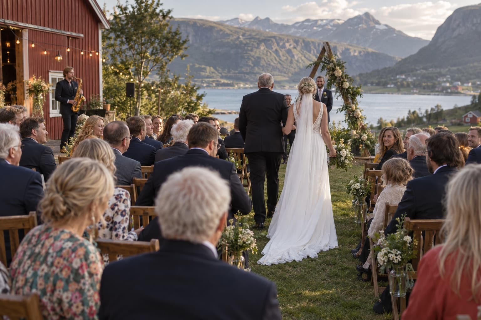 Saksofonist spiller mens bruden føres opp midtgangen til en utendørs vielse ved fjorden